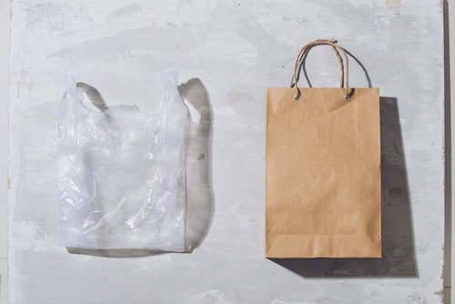 Latest company news about Imballaggio di carta contro l'imballaggio di plastica: Vantaggi di imballaggio di carta