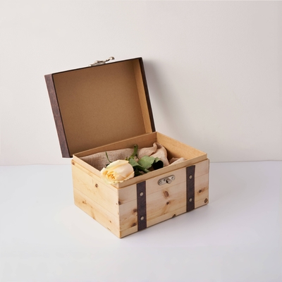 Al dettaglio scatole regalo in legno di lusso di grande capacità scatole di imballaggio con coperchio a battuto in legno con lucchetto